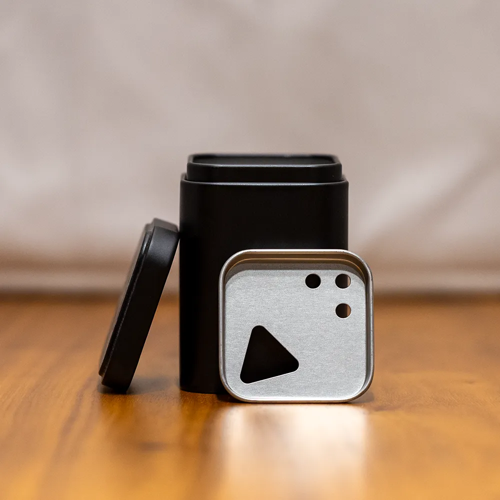 Tee/Kräuter Dose quadratisch mattschwarz mit Streuer 150ml